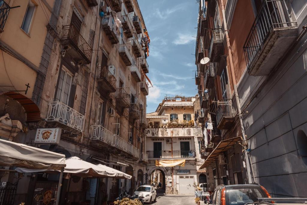 alejka z budynkami i samochodami na ulicy w obiekcie B&B House Napoli Cavour w mieście Neapol