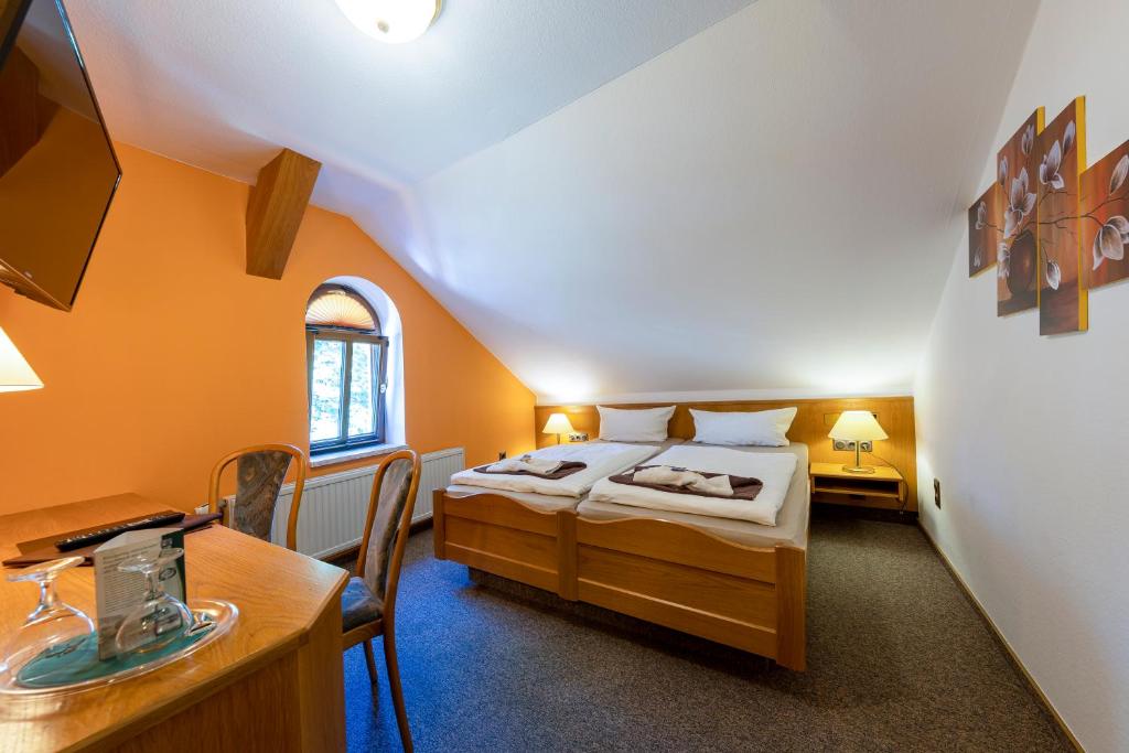 Postel nebo postele na pokoji v ubytování Hotel zur Post