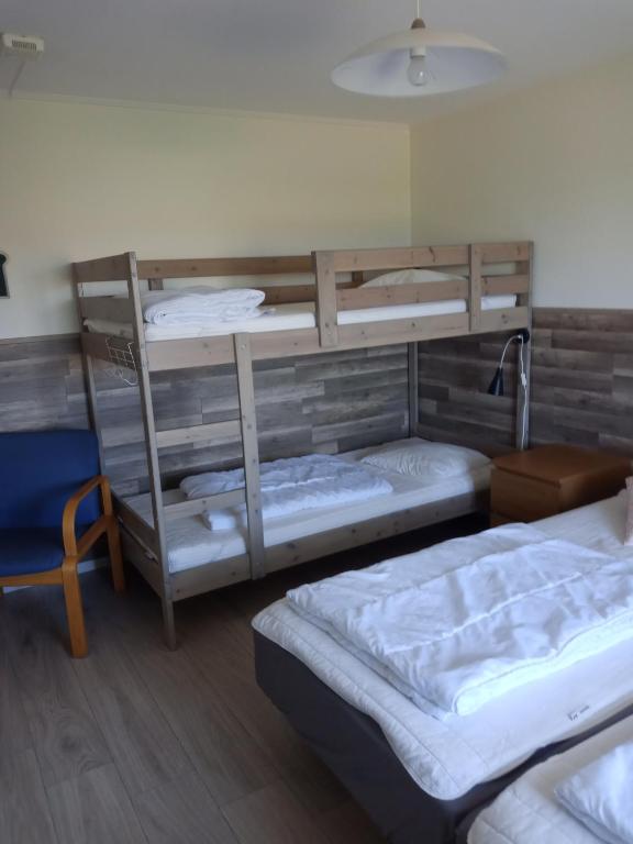 Postel nebo postele na pokoji v ubytování Kungshamns Vandrarhem