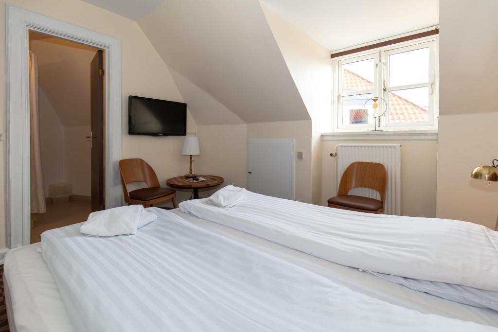 Televízia a/alebo spoločenská miestnosť v ubytovaní Foldens Hotel