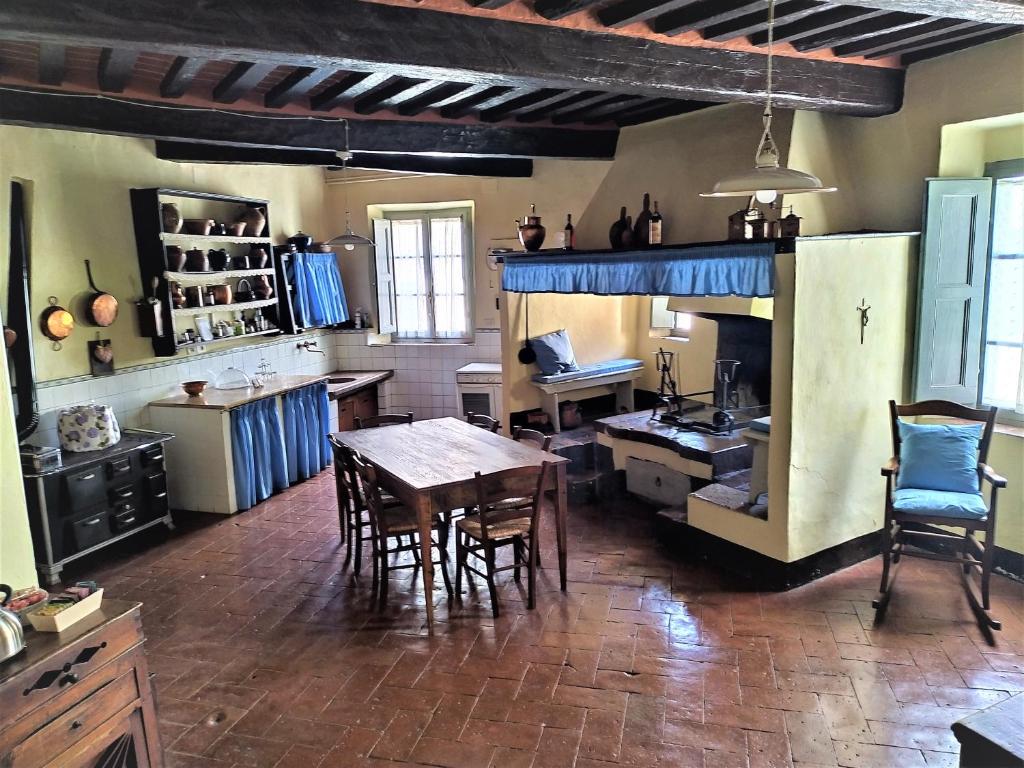 cocina con mesa y sillas en una habitación en Casa Pizzinelli, en San Casciano dei Bagni