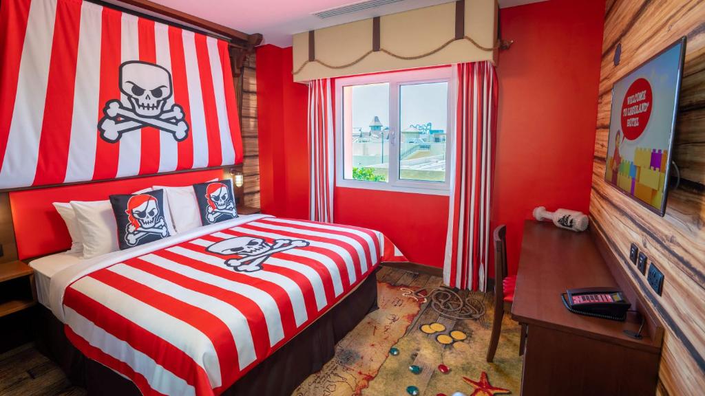 
PIRATE Fully Themed Family Suite with Complimentary Park Access, Breakfast, Creative Workshops, In-Room Treasure Hunt and Kids Activities
