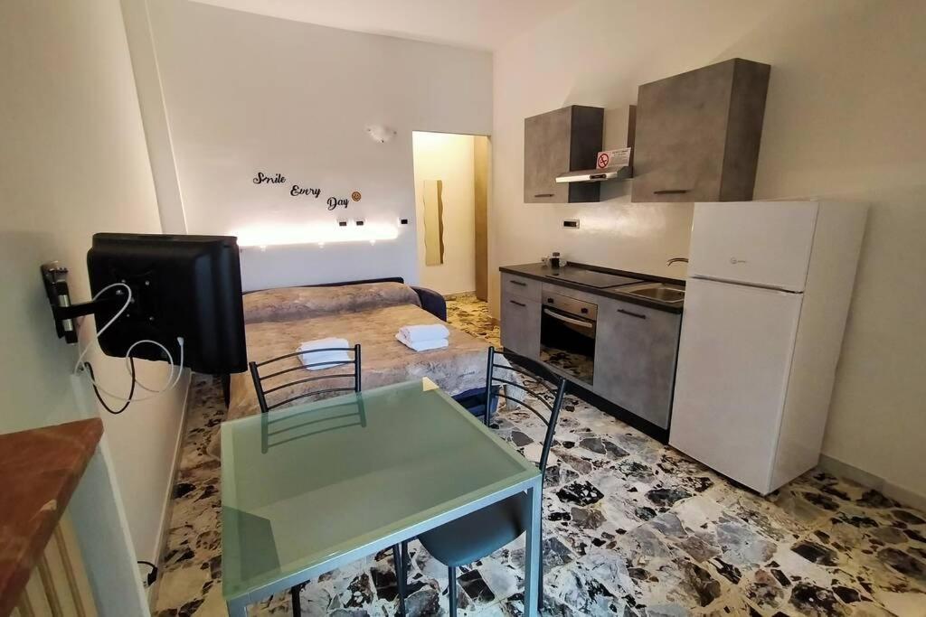 een kleine keuken met een tafel en een koelkast bij Locazione Turistica Casa Gardenia in Turijn