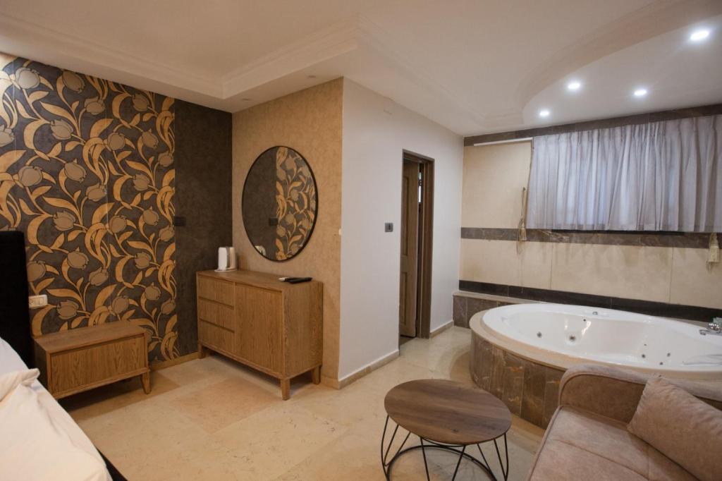 Postel nebo postele na pokoji v ubytování Puy Ahuzat Haosher Hotel