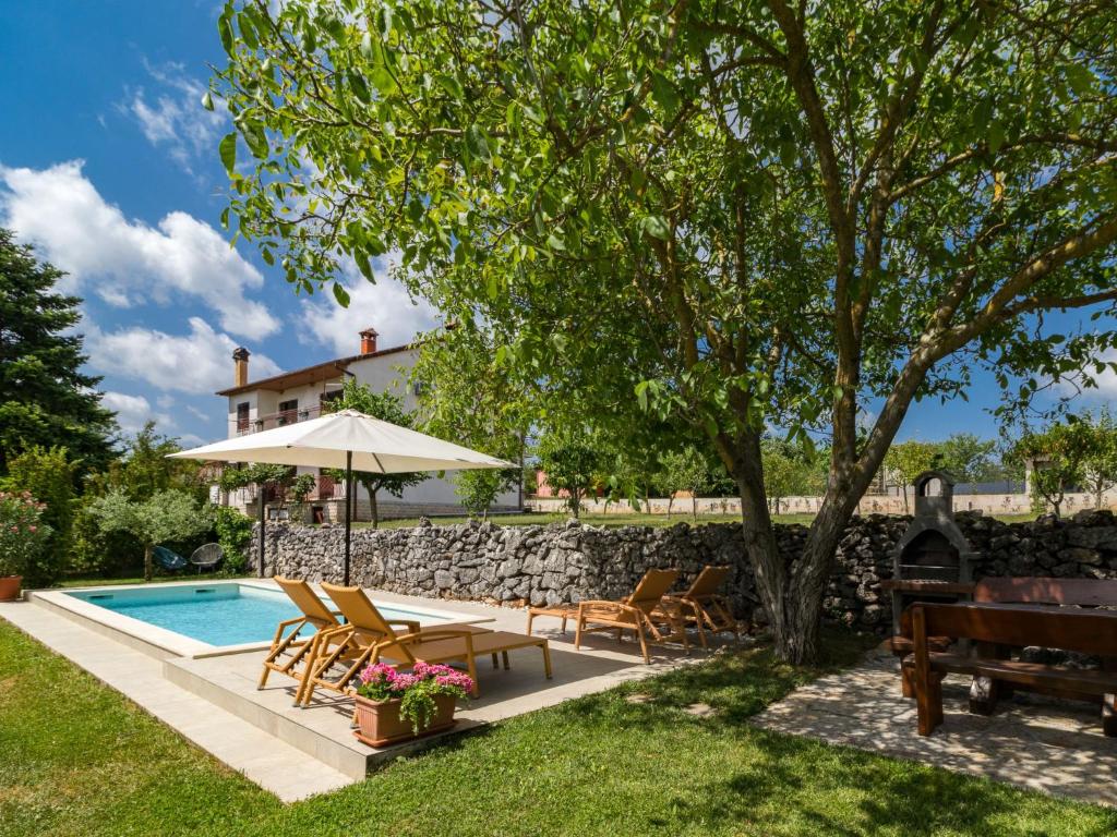 Bazén v ubytovaní Holiday Home Tomazin by Interhome alebo v jeho blízkosti