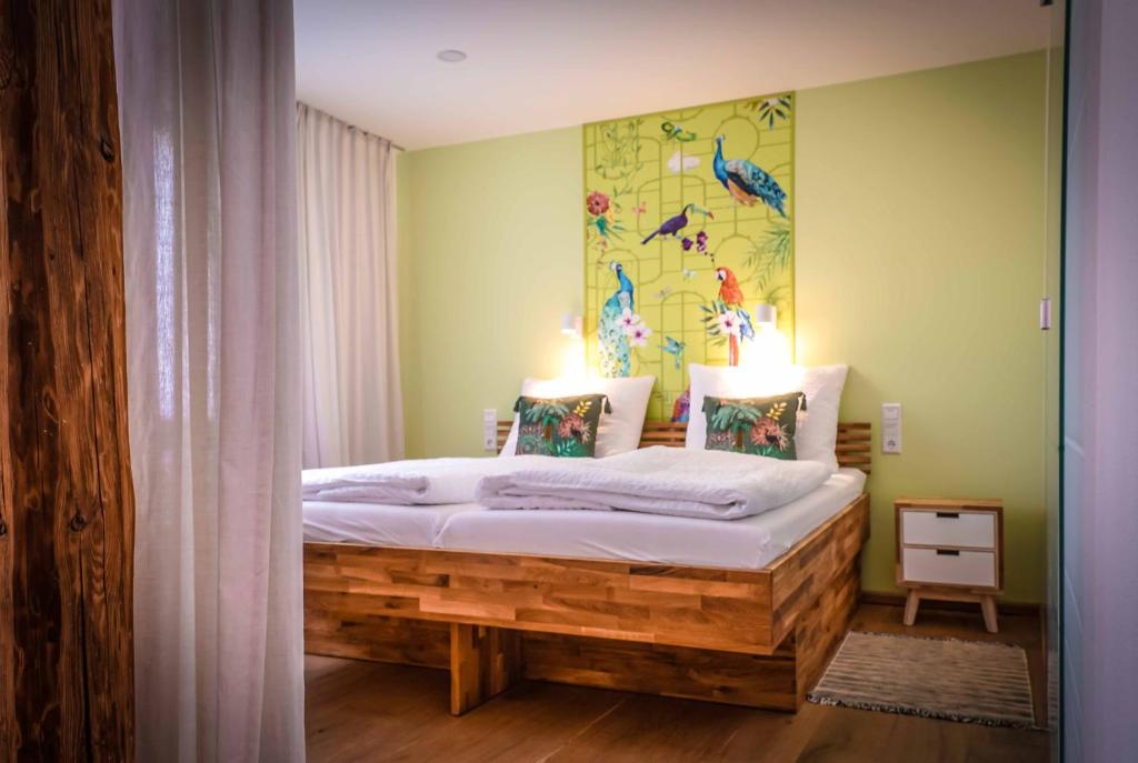 una camera da letto con un grande letto e un dipinto sul muro di Besighomes Apartment Olive a Besigheim