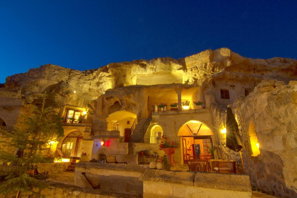 una casa construida en el lado de una montaña por la noche en 4 Oda Cave House - Special Class, en Ürgüp