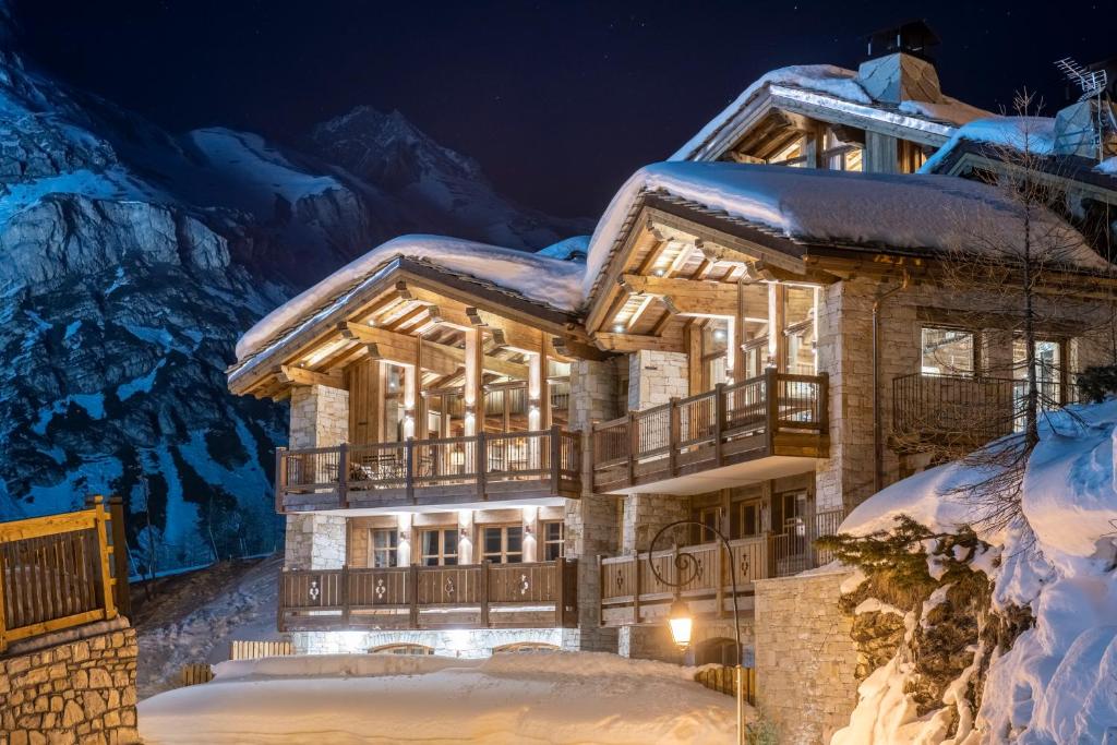 a house in the snow at night at Grand Pré in Val dʼIsère