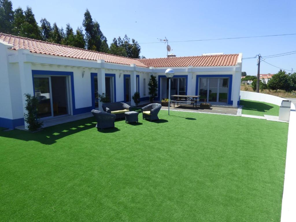 a house with a yard with green grass at Moradia Faria in Fataca