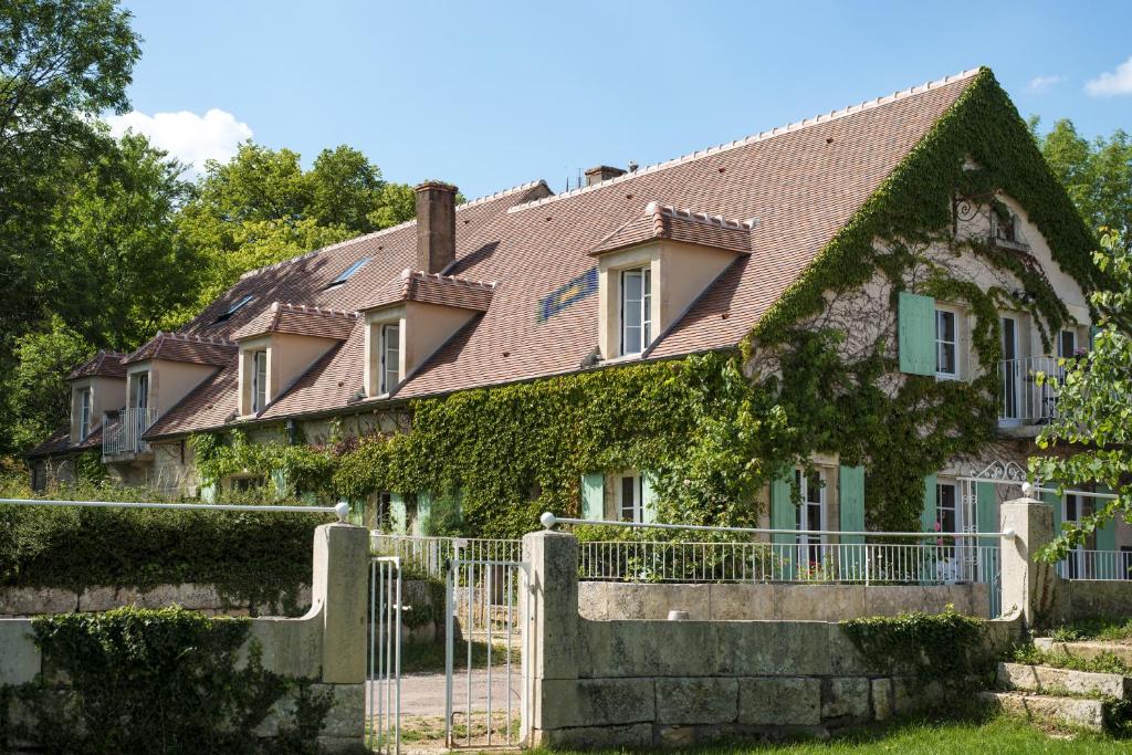 stary dom z rosnącym bluszczem w obiekcie Le Domaine des Carriers w mieście Chevroches
