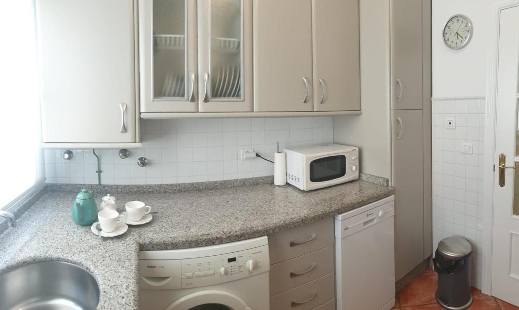Kuchyň nebo kuchyňský kout v ubytování Ático con Gran Terraza y vistas al Mar