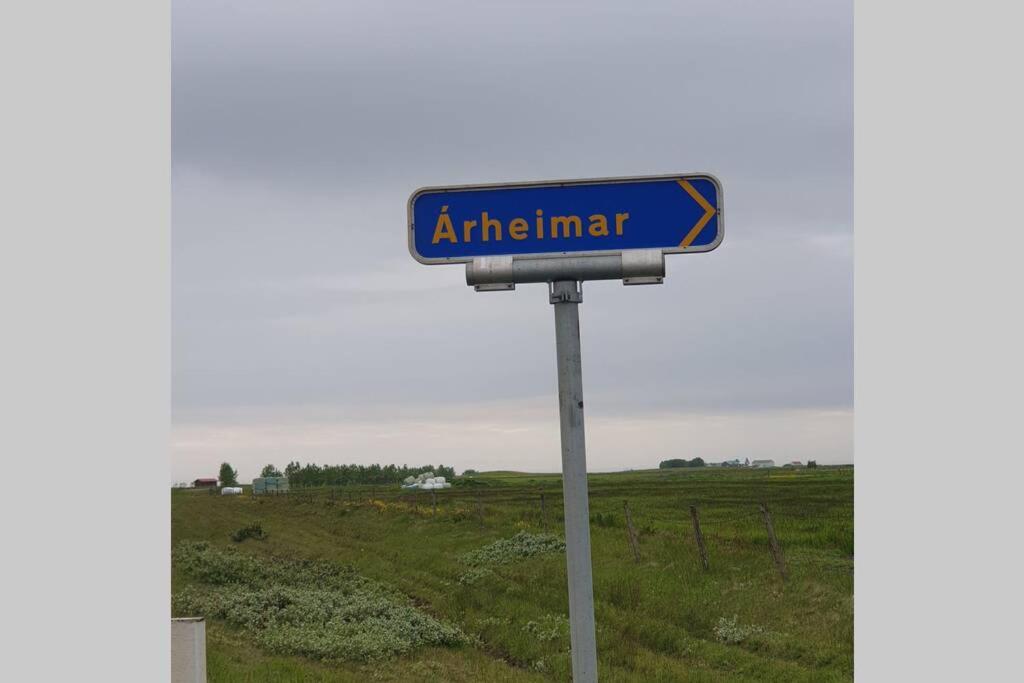 una señal de la calle azul en medio de un campo en Árheimar 6 cosy holiday home, en Arabaer