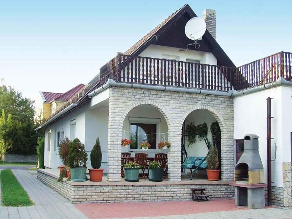 Una casa con macetas en la parte delantera. en Holiday Home Dekany - FOD151 by Interhome, en Balatonfenyves