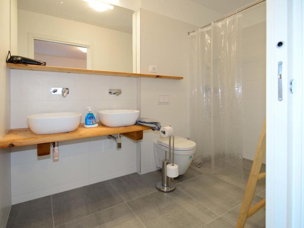 Koupelna v ubytování Apartment Viva-by the sea-garden & terraces by Interhome