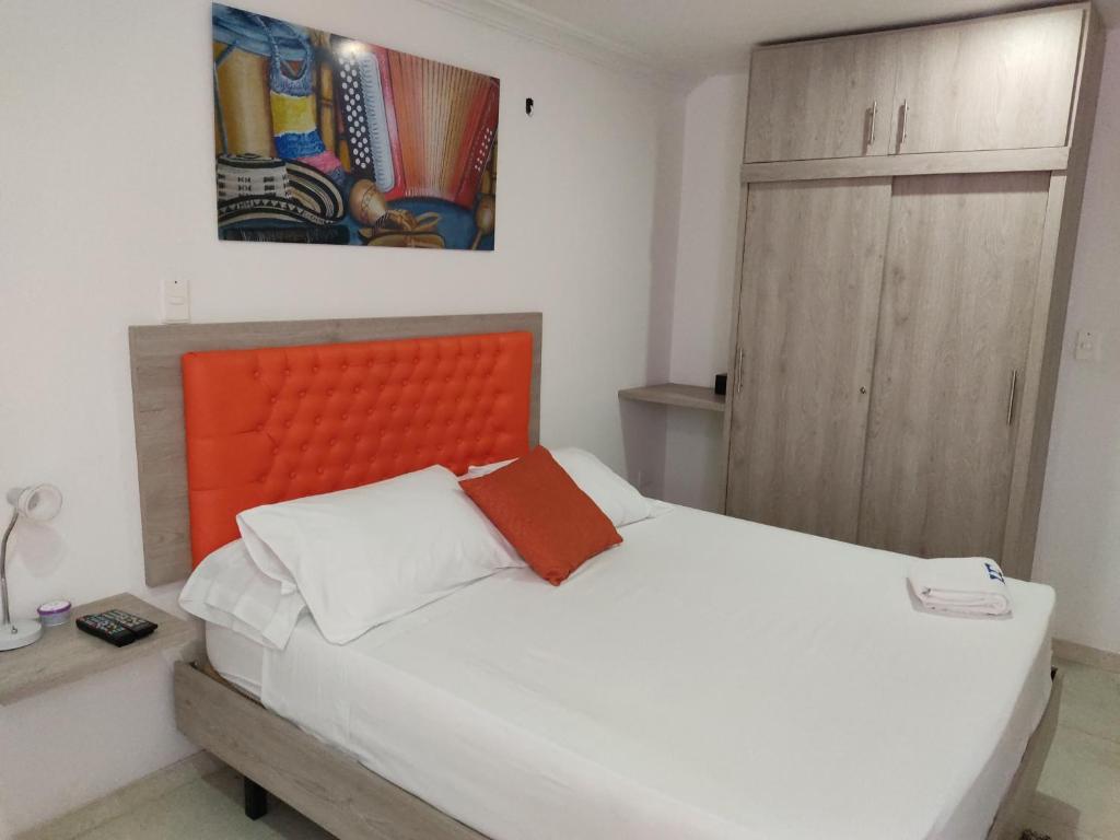 Postel nebo postele na pokoji v ubytování HOTEL ESCALA GC Valledupar