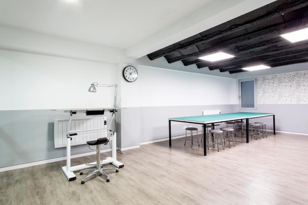 Stolní tenis v ubytování Residencia Universitaria Resa Lesseps nebo okolí