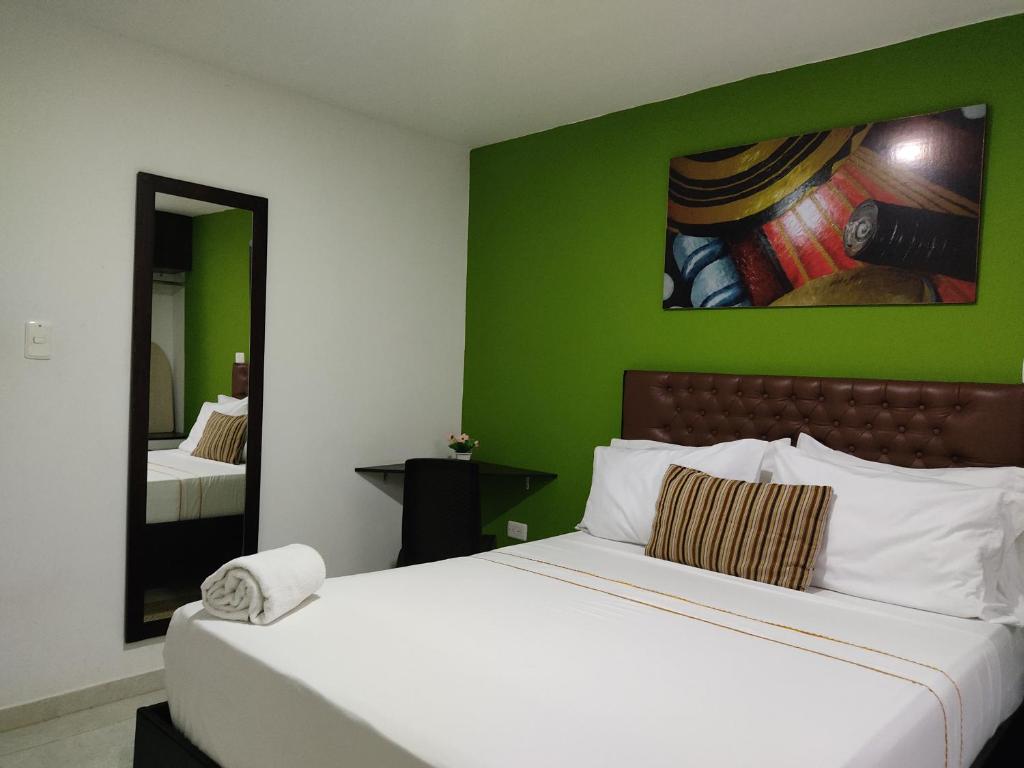 Postel nebo postele na pokoji v ubytování HOTEL ESCALA GC Valledupar