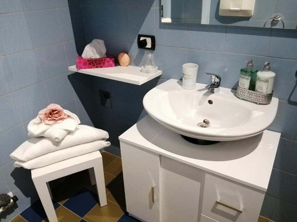 bagno con lavandino e bancone con asciugamani di CASTLE VIEW LODGE intero appartamento Verona centro storico a Verona