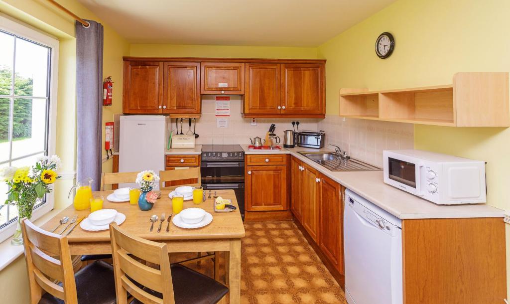 Kuchyň nebo kuchyňský kout v ubytování Rookery Mews Apartments - Killarney Self Catering