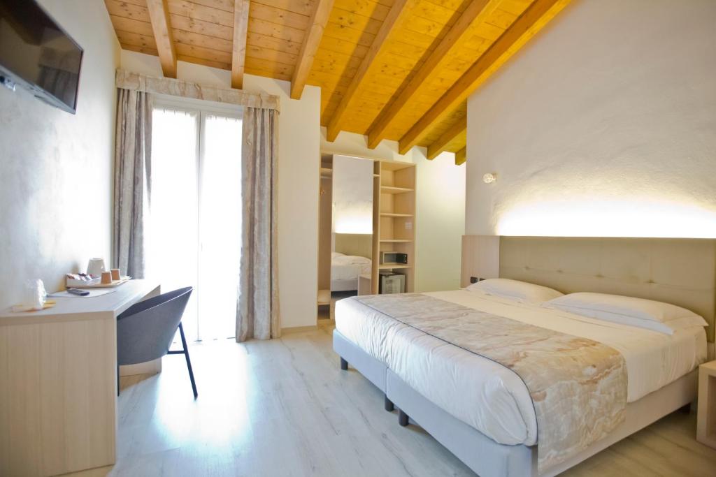 Postel nebo postele na pokoji v ubytování Hotel Lago di Como