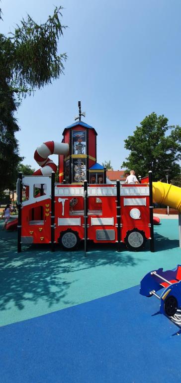 Bazén v ubytování JUNA2 - nowoczesny apartament w centrum z widokiem na park nebo v jeho okolí