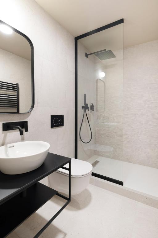 un bagno con lavandino e doccia di BASKE VILLA a Trenčianske Teplice