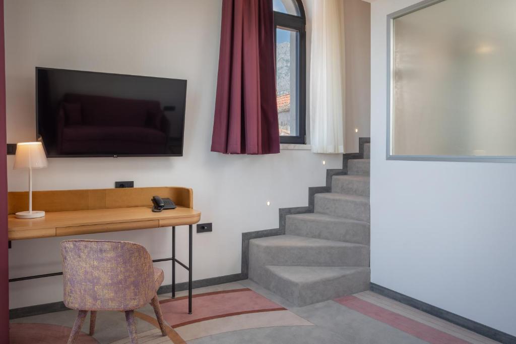 TV a/nebo společenská místnost v ubytování Heritage Hotel Porin Makarska