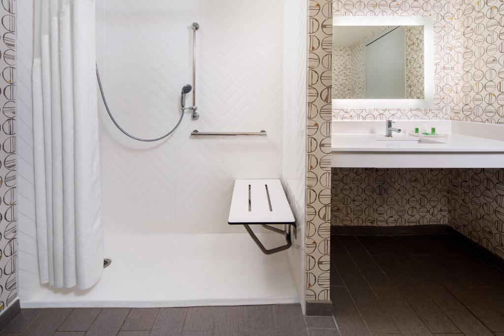 Holiday Inn Charlottesville-Monticello, an IHG Hotel - Habitación Doble - Acceso De Movilidad Con Ducha Roll-In