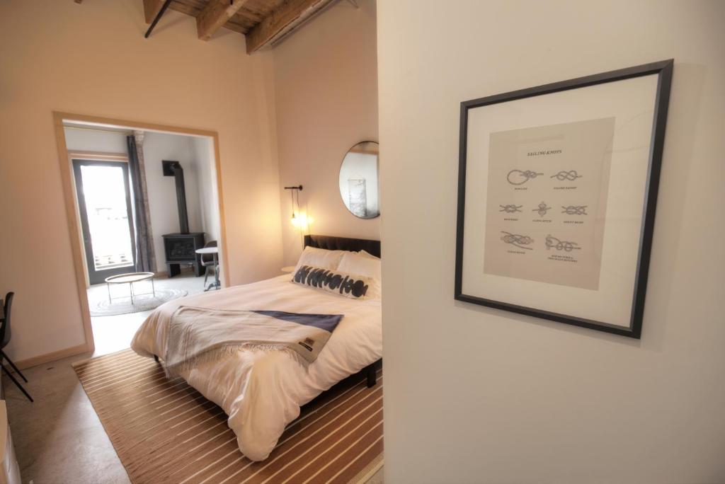 Postel nebo postele na pokoji v ubytování Bowline Hotel