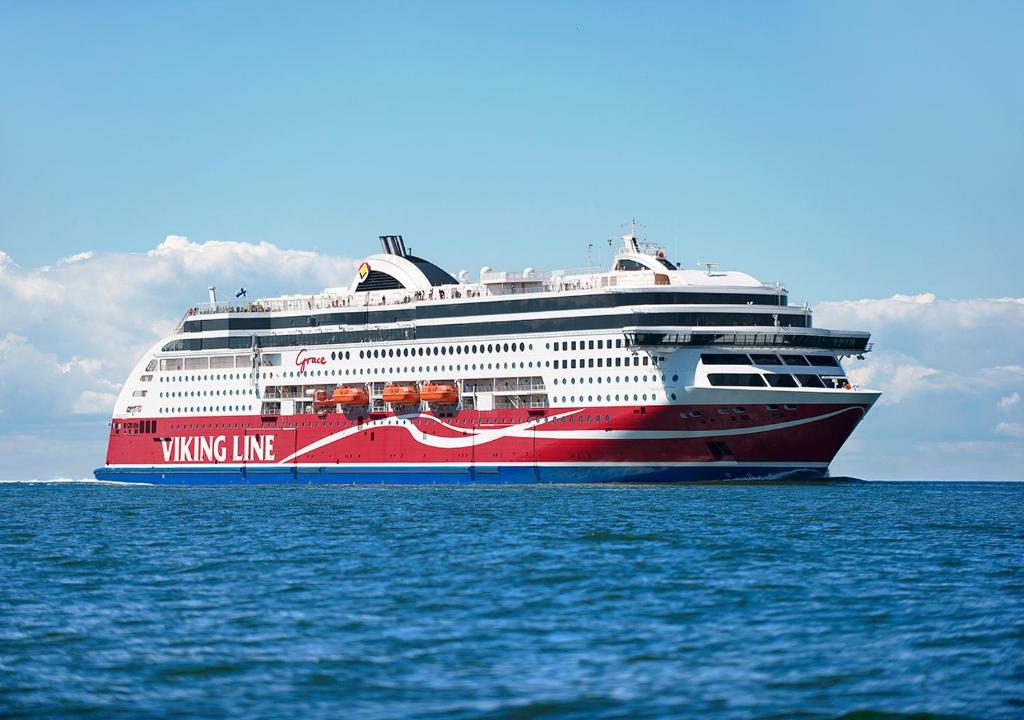 un grand bateau de croisière assis dans l'océan dans l'établissement Viking Line ferry Viking Grace - One-way journey from Turku to Stockholm, à Turku