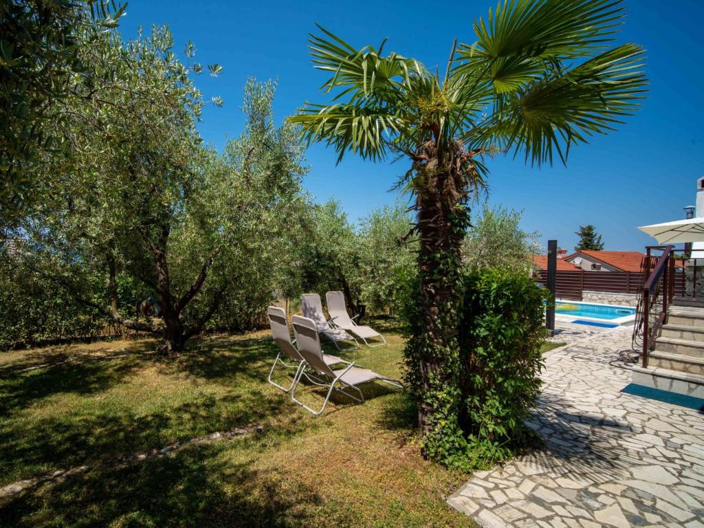 Bazén v ubytovaní Apartment Albaneze by Interhome alebo v jeho blízkosti