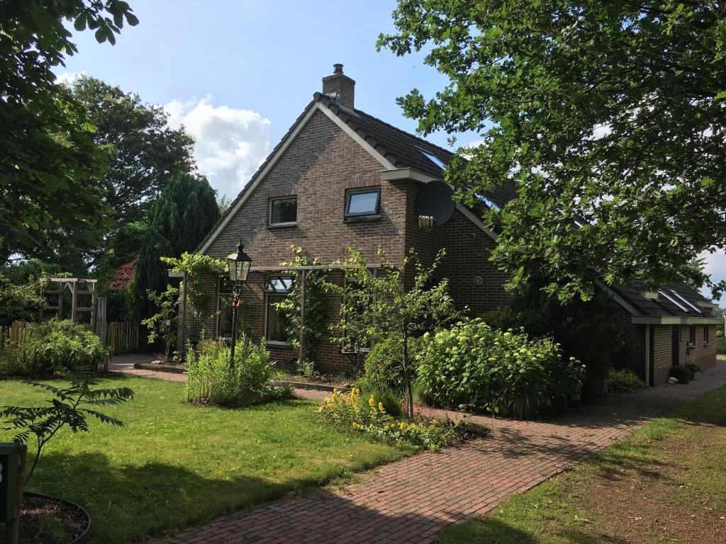 uma casa de tijolos com um jardim no quintal em Bed & Breakfast Ter Borg em Sellingen