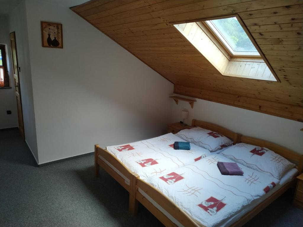 Postel nebo postele na pokoji v ubytování Na Hrázi