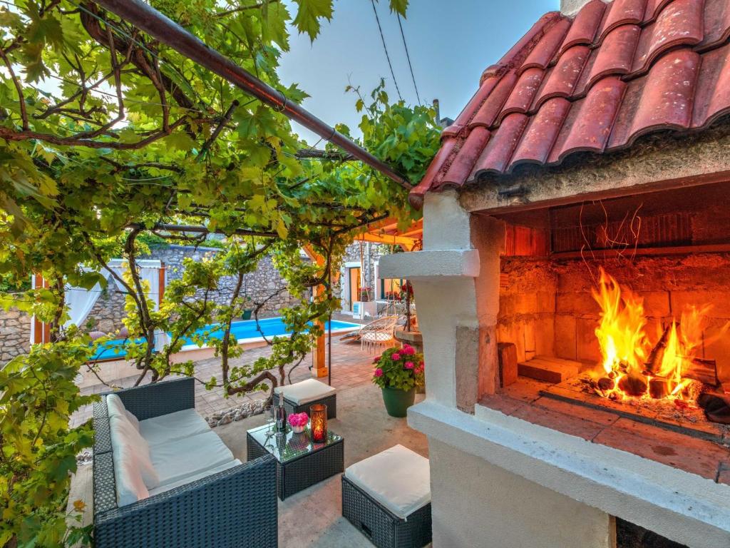 Bazén v ubytování Holiday Home Villa Anđelika by Interhome nebo v jeho okolí