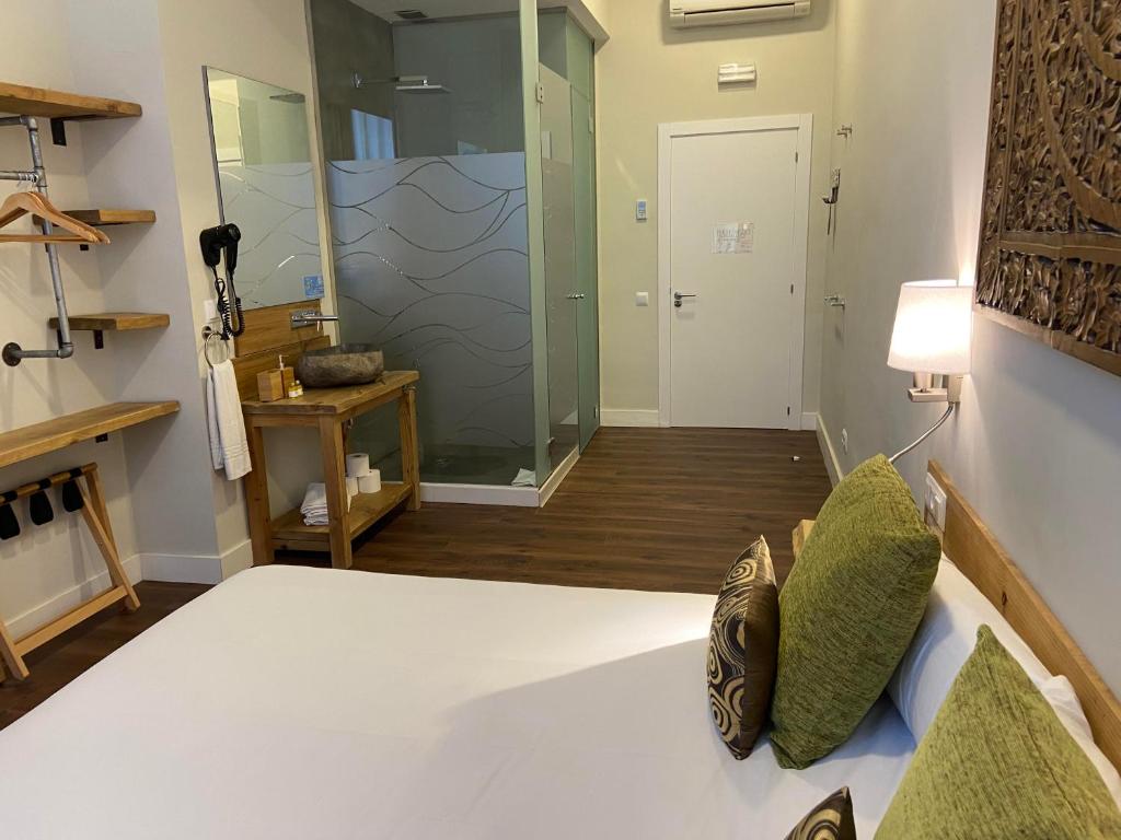 Hotel Radha - Double Room With Extra Bed And Garden View