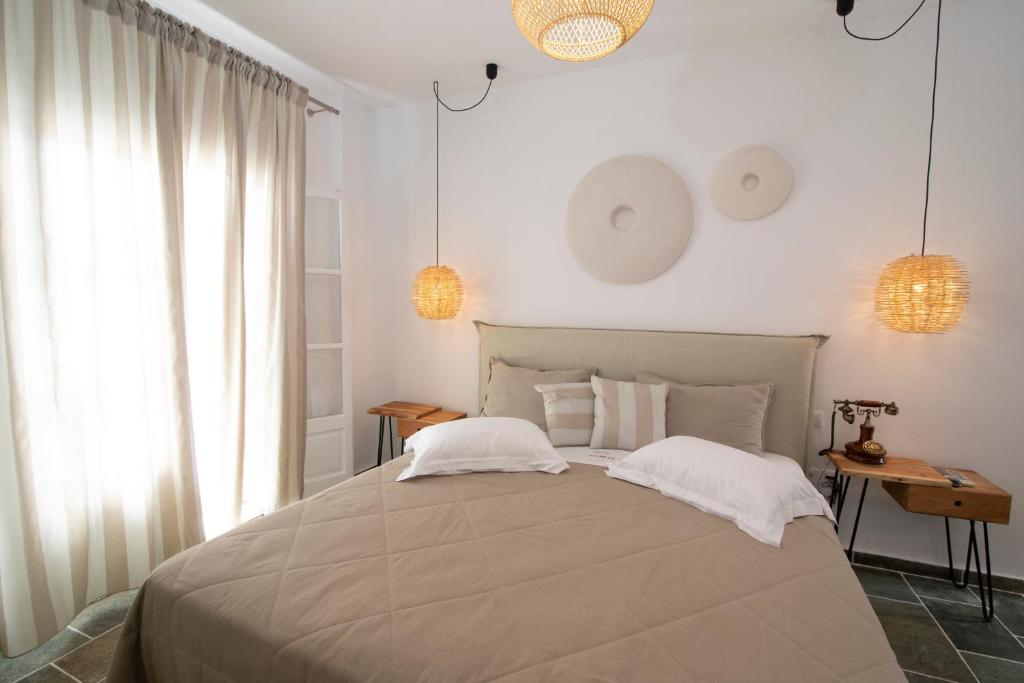 Postel nebo postele na pokoji v ubytování Nymfes Hotel