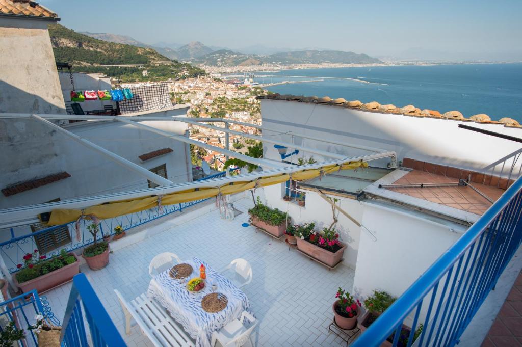 Un balcón con mesa y sillas y el mar. en Amalfi Coast Sea View, en Vietri