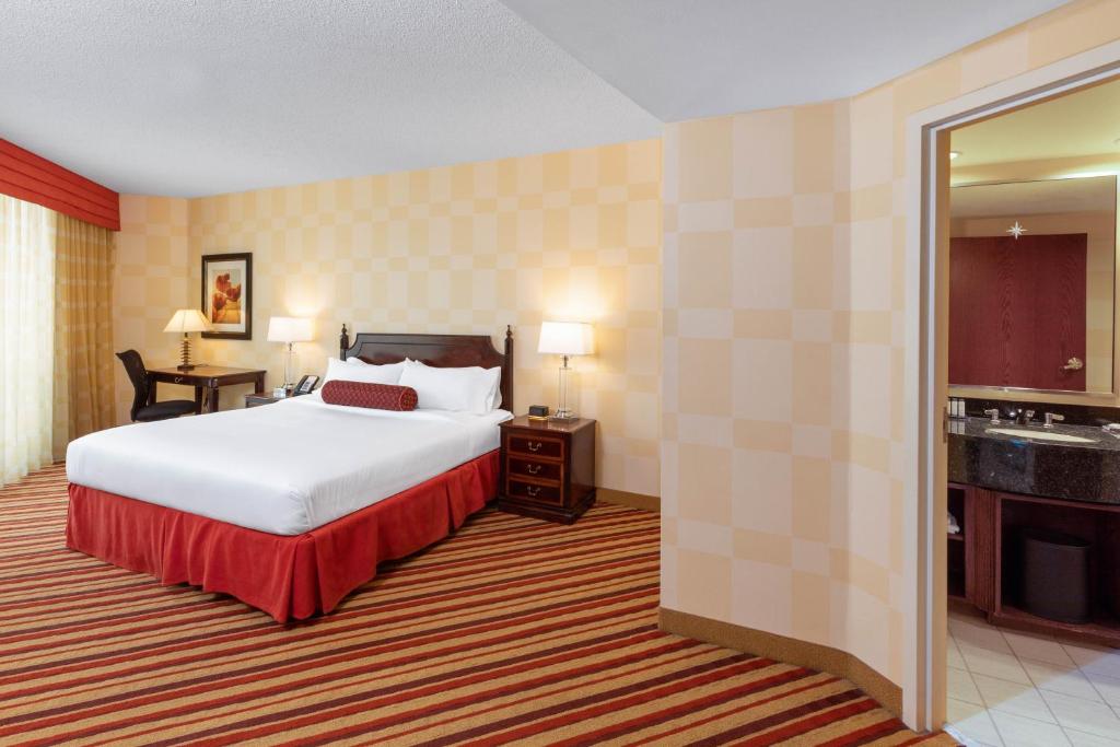 Wyndham Grand Oklahoma City Downtown - 1 Cama King, Una Habitación, Suite, Piso De Club, No Fumar