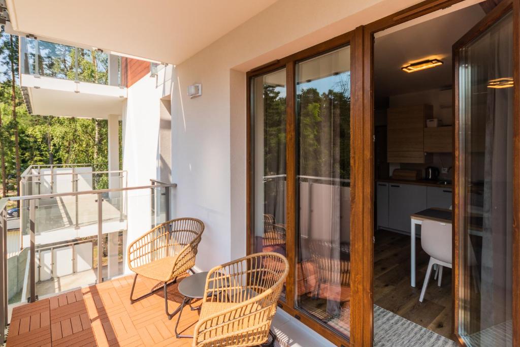 Balkón nebo terasa v ubytování APARTAMENTY MIERZEJA - STEGNA PARK STUDIO, 500 m od plaży
