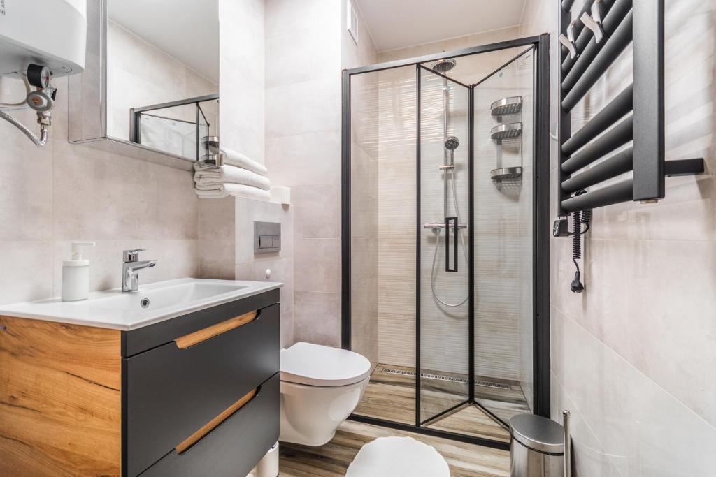 Koupelna v ubytování APARTAMENTY MIERZEJA - STEGNA PARK STUDIO, 500 m od plaży