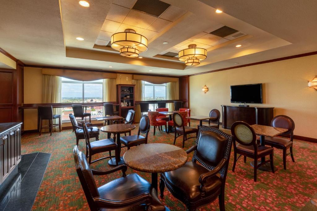 Wyndham Grand Oklahoma City Downtown - 1 Cama King, Piso De Club, No Fumar