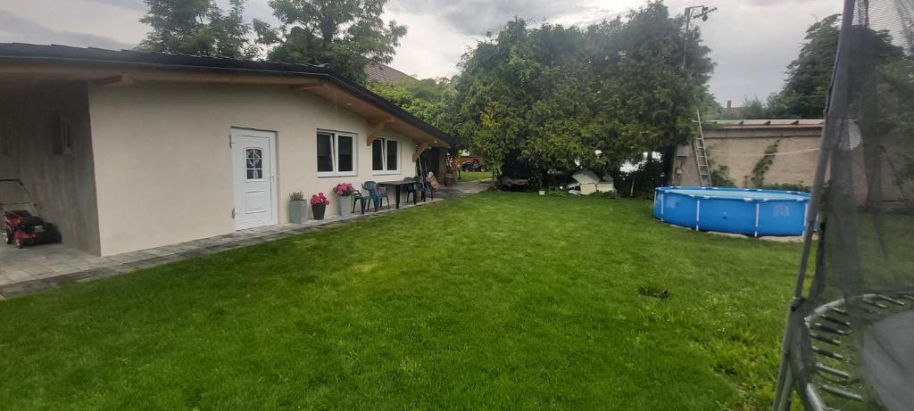 een tuin met een huis en een groen gazon bij Bungalov Silvie in Litoměřice
