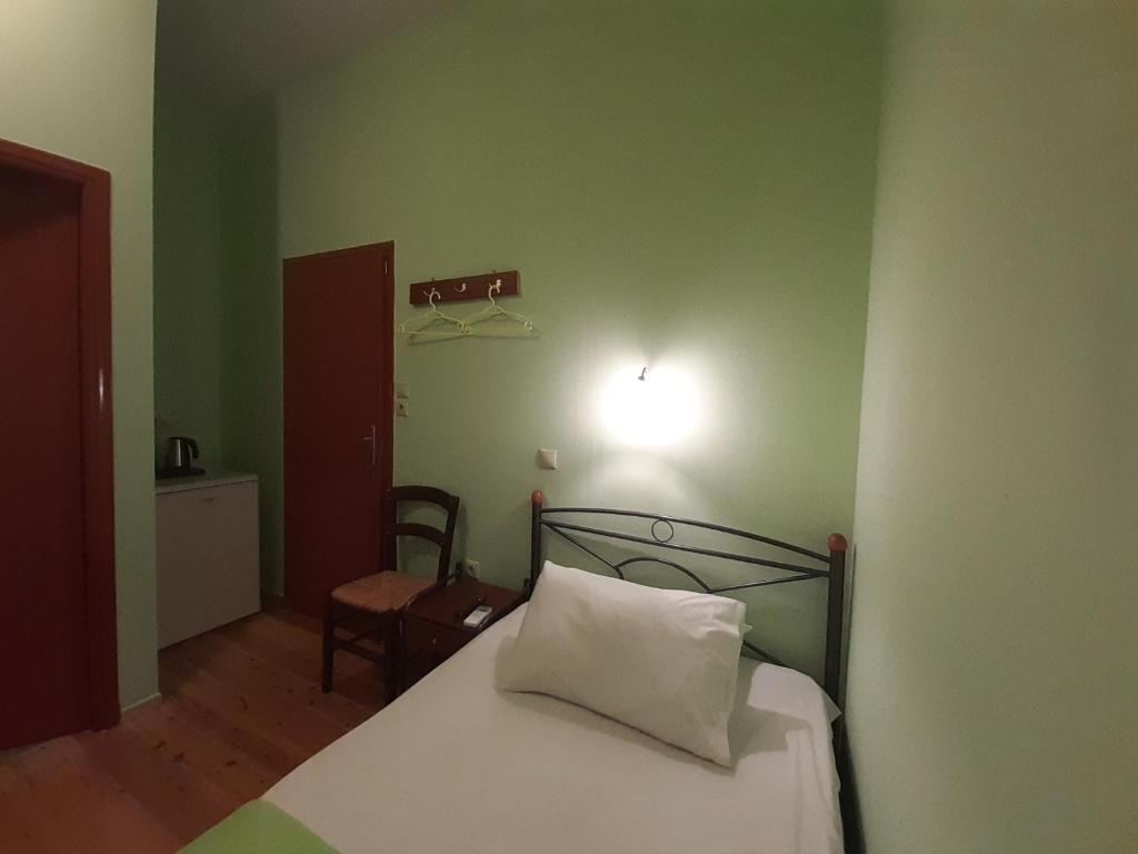 Postel nebo postele na pokoji v ubytování Christina Guest House
