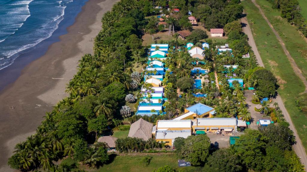 eine Luftansicht eines Resorts neben dem Strand in der Unterkunft Alma del Pacifico Hotel & Spa in Esterillos Este