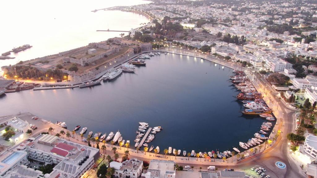uma vista aérea de um porto com barcos na água em Old Town Comfort by Irini em Cidade de Kos