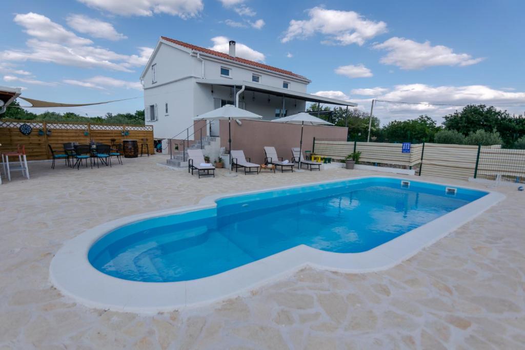 Bazén v ubytovaní Kuća za odmor M&J alebo v jeho blízkosti