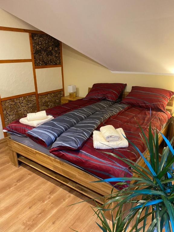 ein großes Bett mit Kissen darauf in einem Zimmer in der Unterkunft Villam Apartment in Maribor