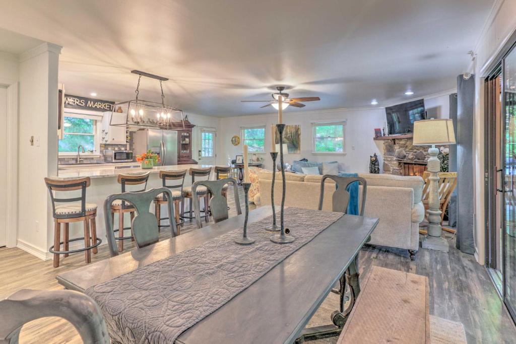 ein Wohnzimmer und eine Küche mit einem Tisch und Stühlen in der Unterkunft Beautiful Connestee Falls Home with Porch in Brevard in Brevard