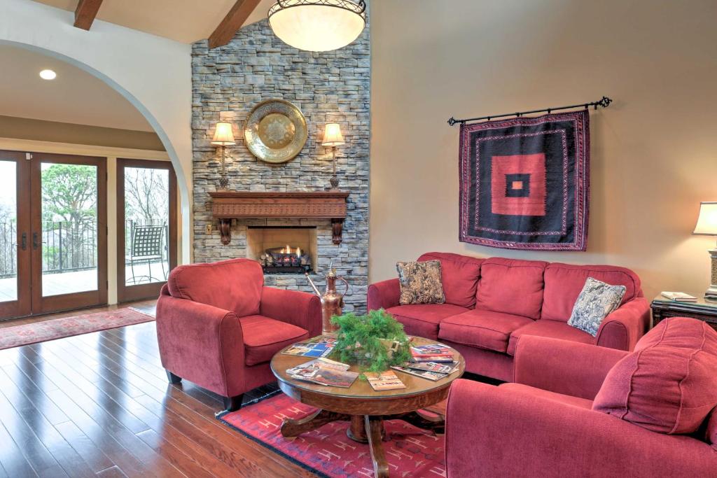 een woonkamer met rode meubels en een open haard bij Rustic Fayetteville Townhome with Fireplace and 3 Decks in Fayetteville