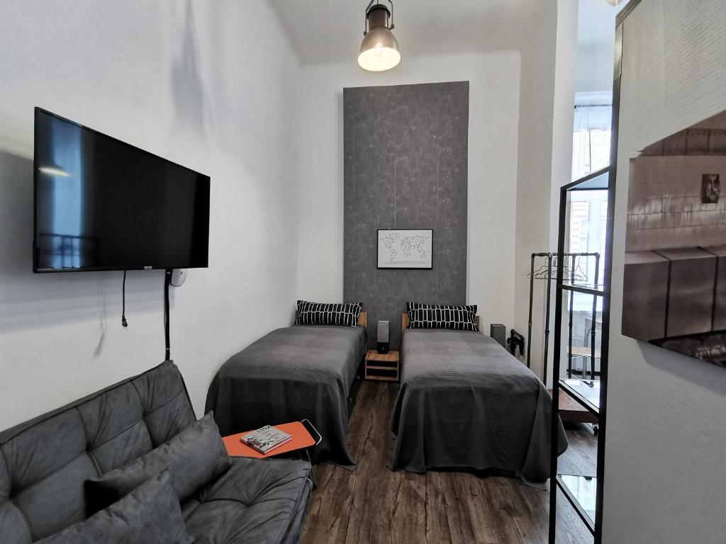 Televízia a/alebo spoločenská miestnosť v ubytovaní Industrial Studio am Neuen Dom